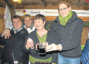 Sandrine Lafontaine (l.) stattete am Sonntag dem Stand des Deutsch-Französischen Freundschaftskreises einen Besuch ab. Bilder: Wiengarten