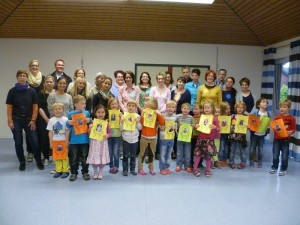 Das Foto zeigt die Maxi-Kinder (angehenden Schulkinder 2014) mit ihren Eltern und Erzieherinnen und Henrich Berghoff, 1. Vorsitzender DKSB Warendorf