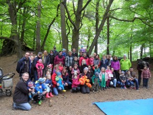 Über eine Stunde bewegten sich alle Beteiligten durch den Wald, und probierten die verschiedenen Formen der angebotenen Bewegungsangebote.