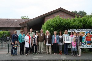 Stempfle Grund zum Jubilieren hat das Beelener Familienzentrum: Morgen vor 175 Jahren wurde der erste Kindergarten von Friedrich Fröbel gegründet. Der Pädagoge ist Namensgeber für die erste Einrichtung in Beelen, die von einer Elterninitiative getragen wird. Das feierten am Freitag die Leitungen der vier dem Beelener Familienzentrum angeschlossenen Einrichtungen mit den Gründern Beate Schürenkamp, Dieter Lohmann und Bürgermeisterin Elisabeth Kammann. Bild: Stempfle